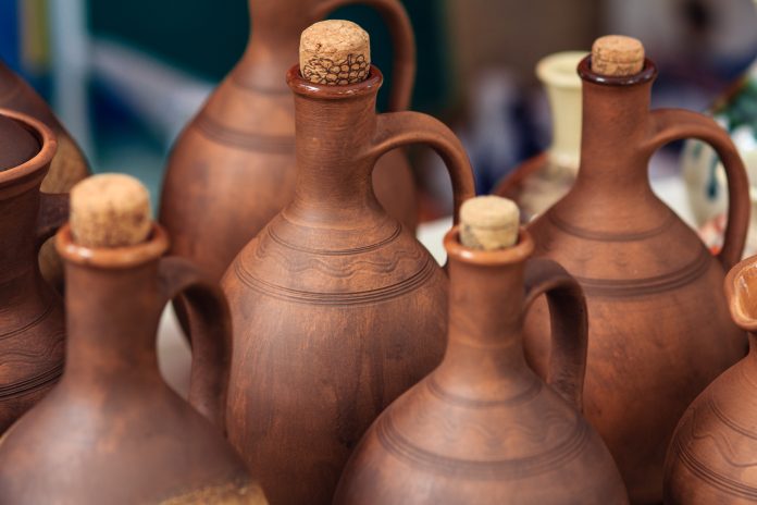 Conservare il vino nella terracotta